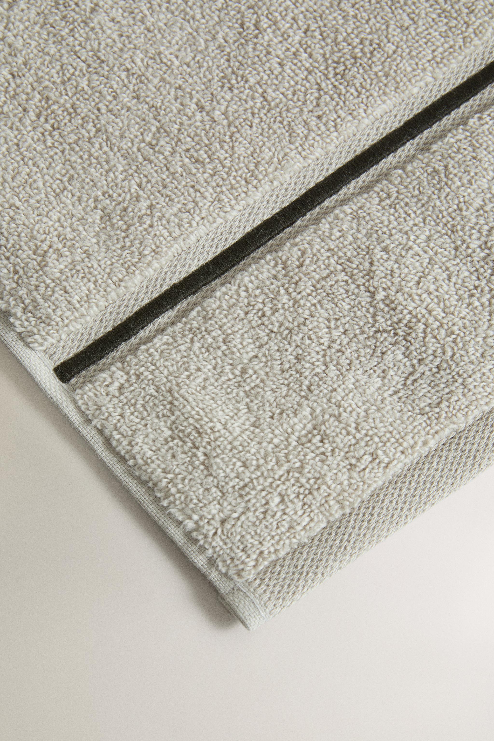 BATH TOWEL WITH EMBROIDERED SCALLOPED EDGE